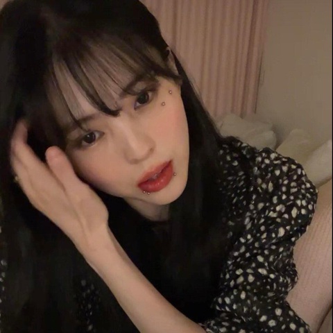 Han So Hee xỏ khuyên môi, khoe hình xăm gây chấn động - Ảnh 4. Han So Hee khoe hình ảnh ba vị trí xỏ khuyên trên gương mặt
