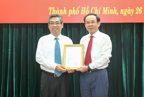 Ông Nguyễn Phước Lộc làm phó bí thư Thành ủy TP.HCM - Ảnh 1. Bí thư Thành ủy TP.HCM Nguyễn Văn Nên (phải) trao quyết định cho ông Nguyễn Phước Lộc - Ảnh: L.H.