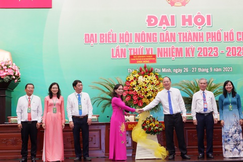 Phó bí thư Thành ủy TP.HCM Nguyễn Hồ Hải tặng hoa chúc mừng đại hội - Ảnh: K.ANH
