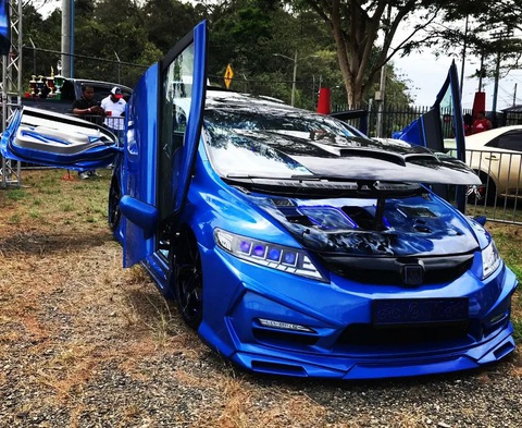 Honda Civic độ lạ: Cửa xoay 360 độ, 'tung bay' như cánh chim, cốp thành dàn loa khủng - Ảnh 10. Ngay cả vlogger nổi tiếng trong làng xe Supercar Blondie cũng không thể bỏ qua chiếc xe độc đáo này và làm video giới thiệu. Đến nay, video đã thu hút được 1 triệu lượt xem chỉ sau 5 ngày đăng tải