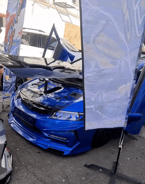 Honda Civic độ lạ: Cửa xoay 360 độ, 'tung bay' như cánh chim, cốp thành dàn loa khủng - Ảnh 6. Nắp ca pô nhấc lên cũng có thể xoay 360 độ quanh một trục đứng