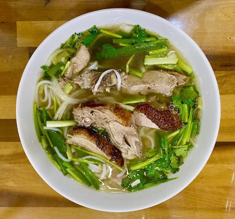 Phở - Món ăn khiến tôi "nhọc lòng" nhất! - Ảnh 4. Phở vịt quay theo phong cách Cao Bằng - Ảnh: MINH HUYỀN