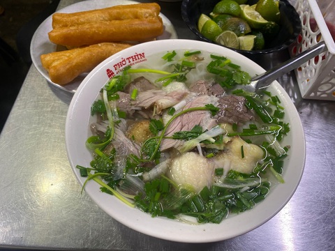 Phở - Món ăn khiến tôi "nhọc lòng" nhất! - Ảnh 1. Quán phở Thìn ở góc Đinh Tiên Hoàng, Hà Nội - Ảnh: MINH HUYỀN