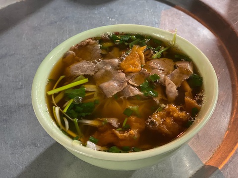 Phở - Món ăn khiến tôi "nhọc lòng" nhất! - Ảnh 2. Phở Lý Béo góc Hàng Nón (Hà Nội) chỉ bán lúc tối khuya - Ảnh: MINH HUYỀN