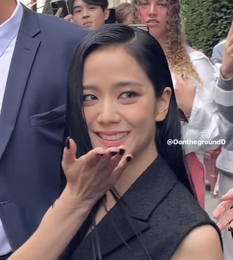 Visual Jisoo Blackpink bị dìm không thương tiếc khi đến Paris - Ảnh 3. Jisoo xuất hiện tại Paris trong vai trò đại sứ thương hiệu toàn cầu của Dior