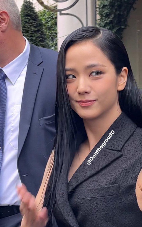 Visual Jisoo Blackpink bị dìm không thương tiếc khi đến Paris - Ảnh 1. Nhiều non-fan nhận định tổng thể phong cách khiến Jisoo "quá dừ" so với tuổi thật