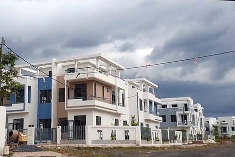 Xây gần 500 căn nhà trái phép ở Đồng Nai: Khởi tố thêm 2 cán bộ - Ảnh 3. Dù chưa đầy đủ thủ tục nhưng chủ đầu tư đã xây dựng gần 500 căn nhà - Ảnh: H.M.