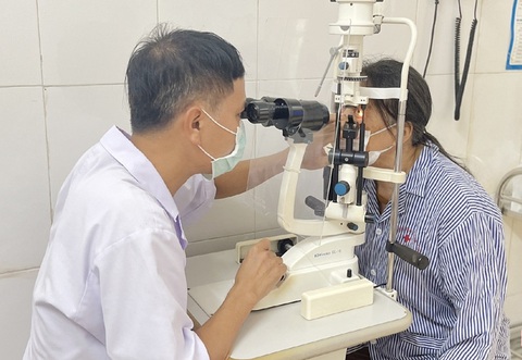 Ngăn trục lợi khi bán thuốc điều trị đau mắt đỏ cho người bệnh - Ảnh 1. Người mắc bệnh đau mắt đỏ khám bệnh tại cơ sở y tế ở Hà Tĩnh - Ảnh: H.A.