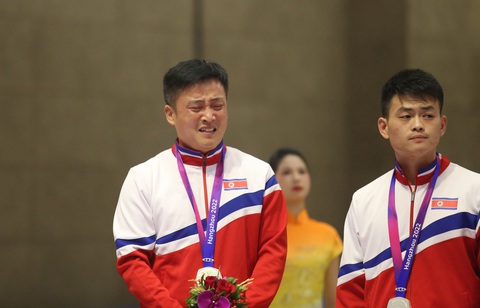 Xạ thủ Triều Tiên khóc nức nở khi thấy Hàn Quốc lãnh huy chương vàng - Ảnh 3. Pak cố kìm nén nhưng nước mắt vẫn chảy dài