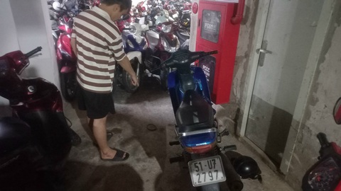 Làm rõ vụ sinh viên bị bảo vệ ký túc xá đánh tới tấp - Ảnh 1. Nam sinh chỉ lại nơi mình bị bảo vệ đánh tới tấp - Ảnh: TIẾN QUỐC