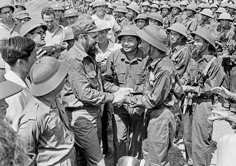 Chủ tịch Cuba Fidel Castro với các chiến sĩ đoàn Khe Sanh, quân giải phóng Trị Thiên Huế trong chuyến thăm vùng giải phóng Quảng Trị - Ảnh: TTXVN Chủ tịch Cuba Fidel Castro với các chiến sĩ đoàn Khe Sanh, quân giải phóng Trị Thiên Huế trong chuyến thăm vùng giải phóng Quảng Trị - Ảnh: TTXVN