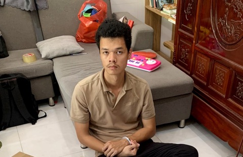 Lập trang facebook lừa đảo hơn 3.000 người chuyển khoản mua tượng gỗ xong chặn liên lạc - Ảnh 1. Dũng bị bắt sau khi lập trang Facebook lừa đảo hơn 3.000 người - Ảnh: AN LONG