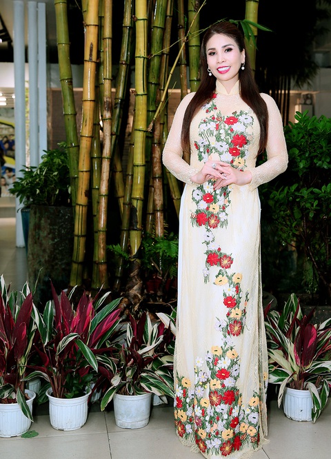 Đại Nghĩa đi ăn giỗ Tổ Nghiệp theo cách cực hài - Ảnh 11. Lý Hương lần đầu tham dự lễ giỗ tổ nghề sân khấu tại quê nhà