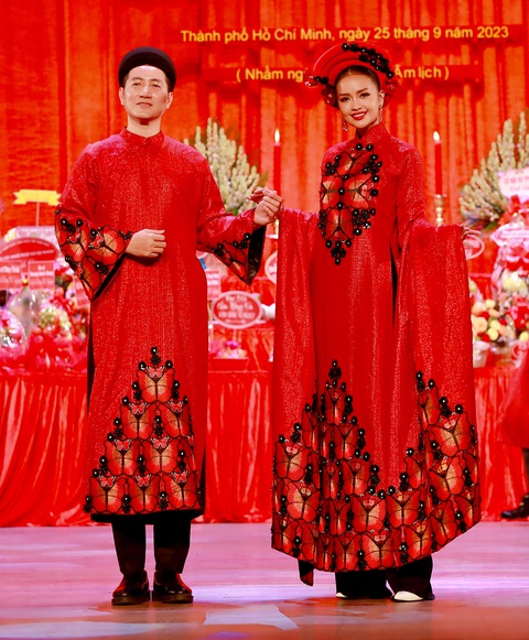 Hoa hậu Ngọc Châu và ca sĩ Nguyễn Phi Hùng diện thiết kế "kiếp tằm bướm" Hoa hậu Ngọc Châu và ca sĩ Nguyễn Phi Hùng diện thiết kế "kiếp tằm bướm"