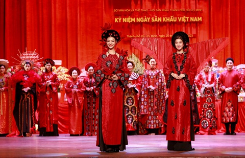 Nhà thiết kế Việt Hùng thực hiện bộ sưu tập mới dịp giỗ tổ hằng năm Nhà thiết kế Việt Hùng thực hiện bộ sưu tập mới dịp giỗ tổ hằng năm