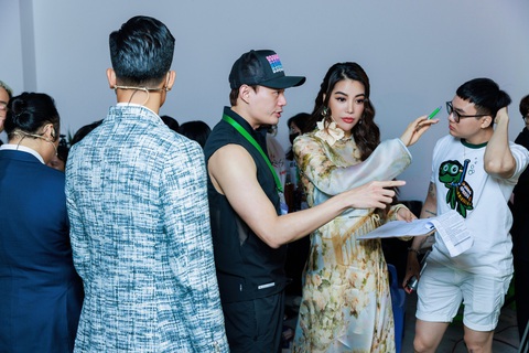Anh Dũng lần đầu thử sức ở vai trò đạo diễn. Anh Dũng lần đầu thử sức ở vai trò đạo diễn. Anh gửi lời cảm ơn đến chủ tịch quốc gia Miss Earth Việt Nam - Trương Ngọc Ánh vì đã trao cho mình cơ hội chứng tỏ năng lực bản thân.