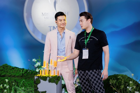 Nguyễn Anh Dũng phải cố gắng đến 200% sức lực khi làm đạo diễn Miss Earth Việt Nam 2023 - Ảnh 4. Đạo diễn Nguyễn Anh Dũng (phải) cùng host Hiếu Nguyễn.