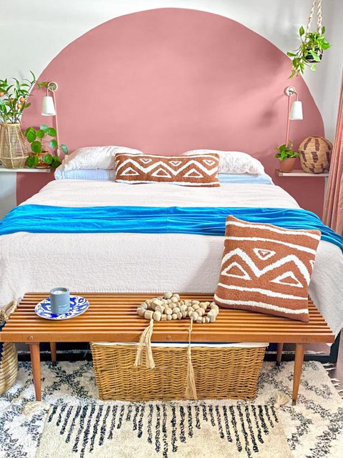 Những sắc màu ấm nóng cho mùa cuối năm - Ảnh 14. Mảng tường đầu giường giúp căn phòng trở nên tươi mới, lạc quan và vui vẻ - Ảnh: HGTV