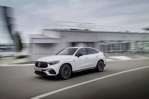 Động cơ cấp cao 'sạch bóng' trên Mercedes-Benz GLC, người dùng liệu có tiếc? - Ảnh 1. Thế hệ Mercedes-Benz GLC mới nhất ra mắt vào tháng 2-2023 thuần túy sử dụng máy 4 xi lanh ngay cả trên các bản hiệu suất cao AMG - Ảnh: Mercedes-Benz