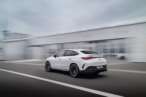 Động cơ cấp cao 'sạch bóng' trên Mercedes-Benz GLC, người dùng liệu có tiếc? - Ảnh 2. Các cấu hình AMG có ngoại thất không quá khác GLC thường, chỉ có bản Coupe là dễ phân biệt nhất vì trần cong - Ảnh: Mercedes-Benz