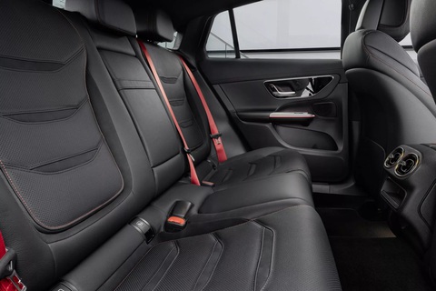 Động cơ cấp cao 'sạch bóng' trên Mercedes-Benz GLC, người dùng liệu có tiếc? - Ảnh 4. Giao diện trần cong sẽ ảnh hưởng đôi chút tới không gian phía trên đầu hành khách hàng ghế sau của AMG GLC Coupe. Tuy nhiên Mercedes-Benz không đả động gì tới thông số khu vực này ở thời điểm xe ra mắt - Ảnh: Mercedes-Benz