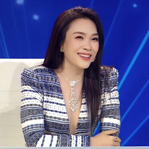 Hòa Minzy ‘dở khóc dở cười’ bị nghi dìm hàng nhan sắc ‘chị đại’ Mỹ Tâm - Ảnh 2. So với hình ảnh trên ghế nóng, nhan sắc Mỹ Tâm trong ảnh chụp với Hòa Minzy thực sự quá khác biệt