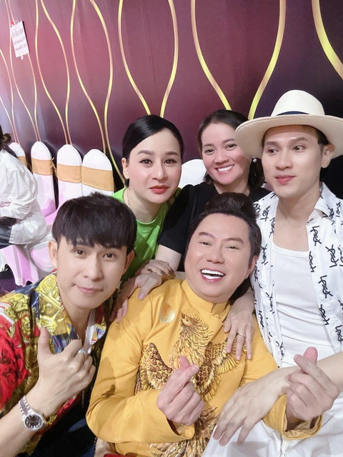 Đại Nghĩa đi ăn giỗ Tổ Nghiệp theo cách cực hài - Ảnh 13. Quốc Đại, Nguyên Vũ, Châu Gia Kiệt, Hồng Loan... là các giọng ca ở nhiều dòng nhạc khác nhau nhưng thân thiết