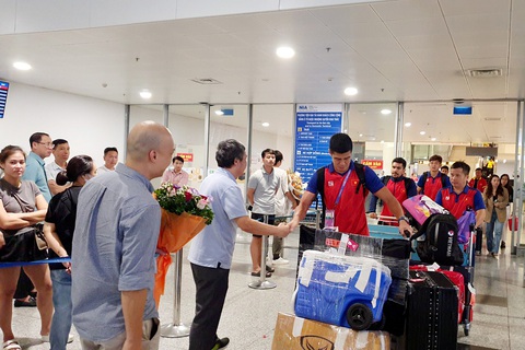 Đón tuyển Olympic Việt Nam chỉ có đại diện Liên đoàn Bóng đá Việt Nam (VFF) - Ảnh: H.TÙNG Đón tuyển Olympic Việt Nam chỉ có đại diện Liên đoàn Bóng đá Việt Nam (VFF) - Ảnh: H.TÙNG