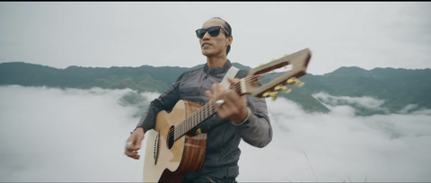 Phạm Anh Khoa hát trong MV Nơi đó chúng ta thuộc về nhau - Ảnh cắt từ MV Phạm Anh Khoa hát trong MV 'Nơi đó có chúng ta thuộc về nhau' - Ảnh cắt từ MV