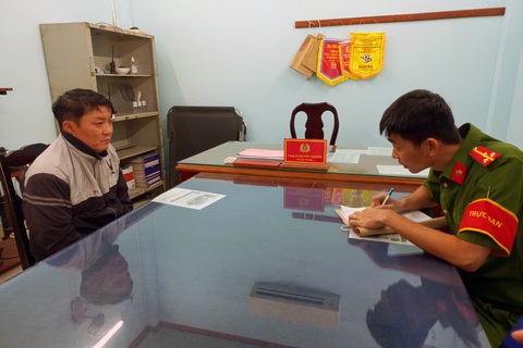 Bắt kẻ lừa tráo vé số của người phụ nữ không tay, không chân - Ảnh 1. Công an TP Biên Hòa, Đồng Nai lấy lời khai của Phạm Ngọc Vinh, kẻ lừa tráo vé số của người phụ nữ không tay, không chân gây xôn xao dư luận - Ảnh: A.B.