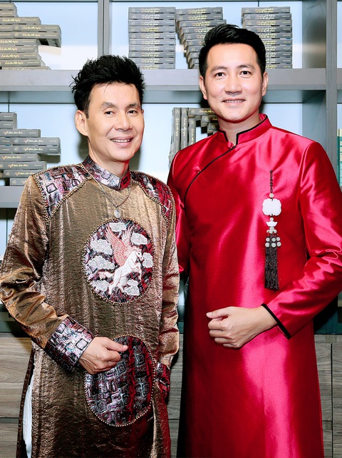 Đại Nghĩa đi ăn giỗ Tổ Nghiệp theo cách cực hài - Ảnh 12. Ca sĩ Nguyễn Phi Hùng, Đoan Trường mặc trang phục truyền thống đi cúng tổ