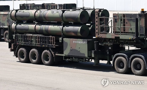 Cận cảnh tên lửa đất đối không tầm xa tại Căn cứ không quân Seoul ở Seongnam trong buổi tổng duyệt ngày 22-9 - Ảnh: Yonhap Cận cảnh tên lửa đất đối không tầm xa tại căn cứ không quân Seoul trong buổi tổng duyệt ngày 22-9 - Ảnh: Yonhap