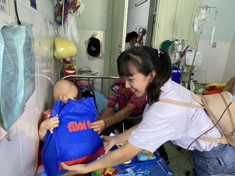 Nguyễn Phi Hùng, Lê Minh Thành… tiếp thêm nghị lực cho bệnh nhi ung thư - Ảnh 7. Đại diện Công ty cổ phần Mỹ Thuật Gia Long trao quà cho bệnh nhi đang điều trị nội trú tại Bệnh viện Nhi đồng 2, TP.HCM - Ảnh: C.T.