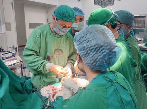 Cứu sống nam thanh niên bị dao đâm thấu tim, nguy kịch - Ảnh 1. Các bác sĩ phẫu thuật cấp cứu thành công cho bệnh nhân bị dao đâm thấu tim - Ảnh: B.HUÂN