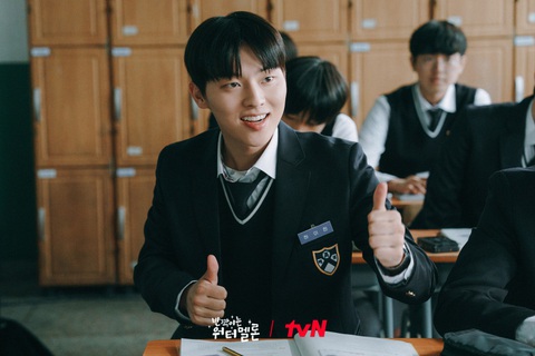 'Dưa hấu lấp lánh' tràn ngập màu thanh xuân - Ảnh 8. Choi Hyun Wook vai Lee Chan - bố ruột phiên bản 18 tuổi của Eun Gyeol