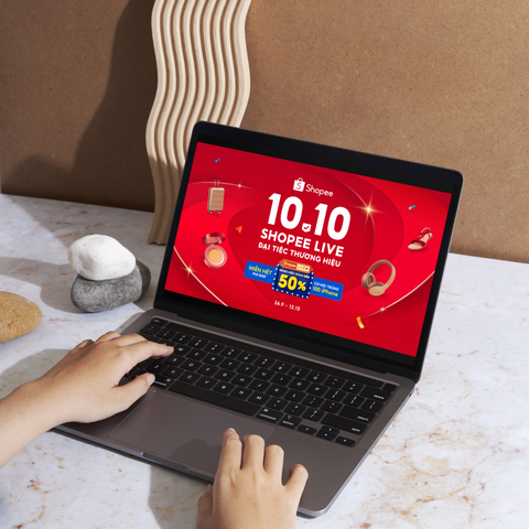 Khám phá chuỗi ưu đãi nối dài tại sự kiện 10.10 Shopee Live Đại tiệc thương hiệu - Ảnh 1. Trong khuôn khổ siêu sale 10.10, người dùng sẽ được "chiêu đãi" hàng hiệu giảm đến 50% qua Shopee Live, nhận ưu đãi miễn hết phí ship cùng cơ hội trúng 100 iPhone 14 thời thượng