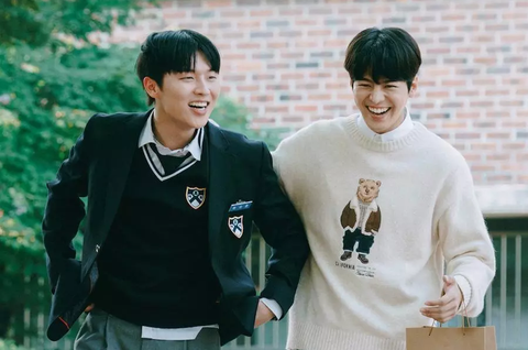 'Dưa hấu lấp lánh' tràn ngập màu thanh xuân - Ảnh 1. Thần đồng âm nhạc Eun Kyul (Ryeo Un thủ vai) xuyên không về năm 1995 và gặp được phiên bản 18 tuổi của bố mình - Lee Chan (Choi Hyun Wook thủ vai)