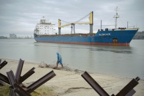 Tàu hàng Panama tên Algrace trên sông Danube, gần cảng Izmail của Ukraine - Ảnh: AFP Tàu hàng Panama tên Algrace trên sông Danube, gần cảng Izmail của Ukraine - Ảnh: AFP