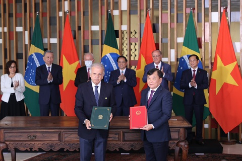 9 ngày Thủ tướng Phạm Minh Chính ở châu Mỹ - Ảnh 17. Thủ tướng Phạm Minh Chính và Tổng thống Brazil Lula da Silva chứng kiến lễ ký kết các văn kiện hợp tác giữa hai nước sau hội đàm ngày 25-9 - Ảnh: NHẬT BẮC