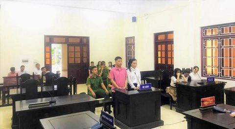 Tống tiền doanh nghiệp, cựu phóng viên bị xử 21 tháng tù giam - Ảnh 1. Sau khi tống tiền doanh nghiệp, Lê Toàn và Trần Thị Nhung bị tòa xử về tội "cưỡng đoạt tài sản" - Ảnh: L.T