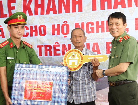 Bộ Công an trao 600 ngôi nhà cho người nghèo ở Hà Tĩnh - Ảnh 1. Thứ trưởng Lương Tam Quang (bìa phải) tại buổi lễ trao nhà cho người nghèo Hà Tĩnh - Ảnh: CACC