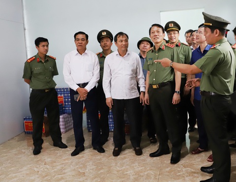 Bộ Công an trao 600 ngôi nhà cho người nghèo ở Hà Tĩnh - Ảnh 2. Thứ trưởng Lương Tam Quang cùng lãnh đạo tỉnh Hà Tĩnh thăm các ngôi nhà do Bộ Công an tặng cho người nghèo Hà Tĩnh - Ảnh: CACC