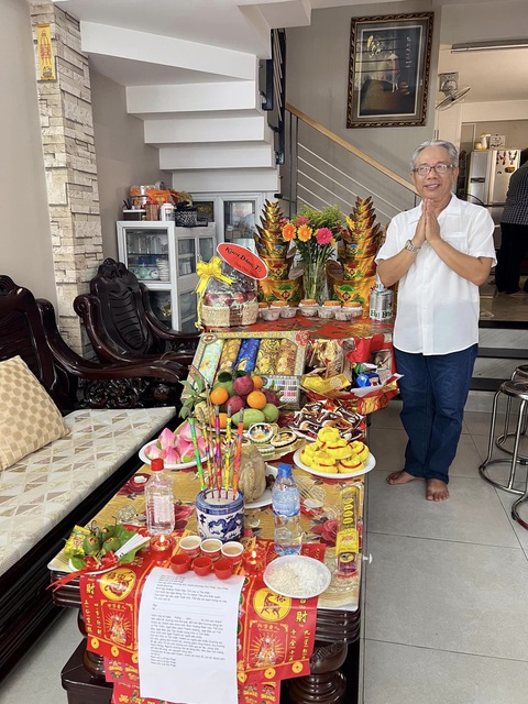 Đại Nghĩa đi ăn giỗ Tổ Nghiệp theo cách cực hài - Ảnh 14. Nghệ sĩ Trung Dân tự làm lễ cúng tổ nghề tại nhà