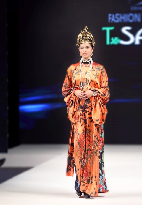 Miss Universe Nhật Bản 2021 - Juri Watanabe mở màn cực ấn tượng khi hóa thân thành Hoàng hậu Nam Phương. Miss Universe Nhật Bản 2021 - Juri Watanabe mở màn cực ấn tượng khi hóa thân thành Hoàng hậu Nam Phương