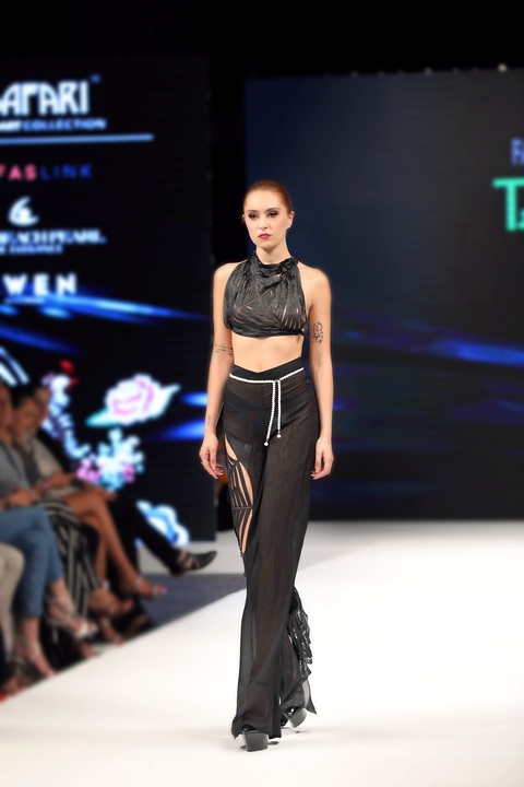Nhà thiết kế Hồ Trần Dạ Thảo giới thiệu 'di sản Việt' tại London Fashion Week - Ảnh 3. Nhà thiết kế Hồ Trần Dạ Thảo giới thiệu 'di sản Việt' tại London Fashion Week - Ảnh 3.