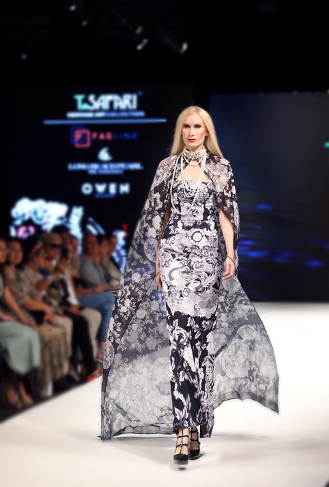 Nhà thiết kế Hồ Trần Dạ Thảo giới thiệu 'di sản Việt' tại London Fashion Week - Ảnh 4. Nhà thiết kế Hồ Trần Dạ Thảo giới thiệu 'di sản Việt' tại London Fashion Week - Ảnh 4.