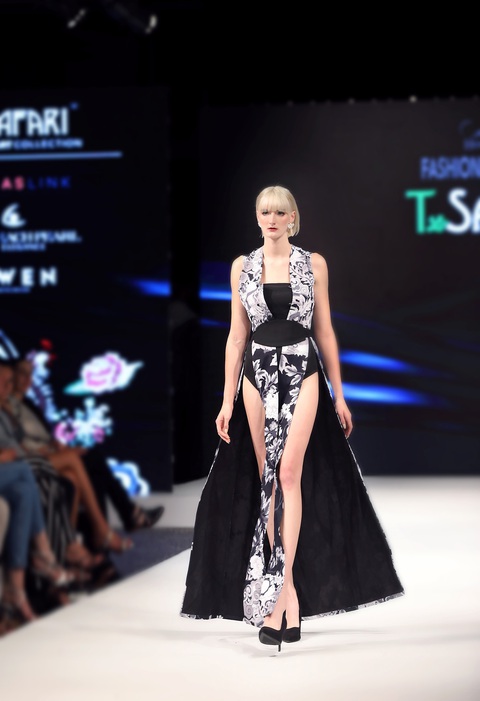 Nhà thiết kế Hồ Trần Dạ Thảo giới thiệu 'di sản Việt' tại London Fashion Week - Ảnh 9. Nhà thiết kế Hồ Trần Dạ Thảo giới thiệu 'di sản Việt' tại London Fashion Week - Ảnh 9.