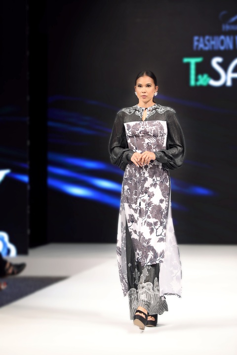 Nhà thiết kế Hồ Trần Dạ Thảo giới thiệu 'di sản Việt' tại London Fashion Week - Ảnh 2. Nhà thiết kế Hồ Trần Dạ Thảo giới thiệu 'di sản Việt' tại London Fashion Week - Ảnh 2.