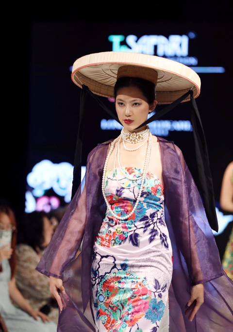 Nhà thiết kế Hồ Trần Dạ Thảo giới thiệu 'di sản Việt' tại London Fashion Week - Ảnh 5. Nhà thiết kế Hồ Trần Dạ Thảo giới thiệu 'di sản Việt' tại London Fashion Week - Ảnh 5.