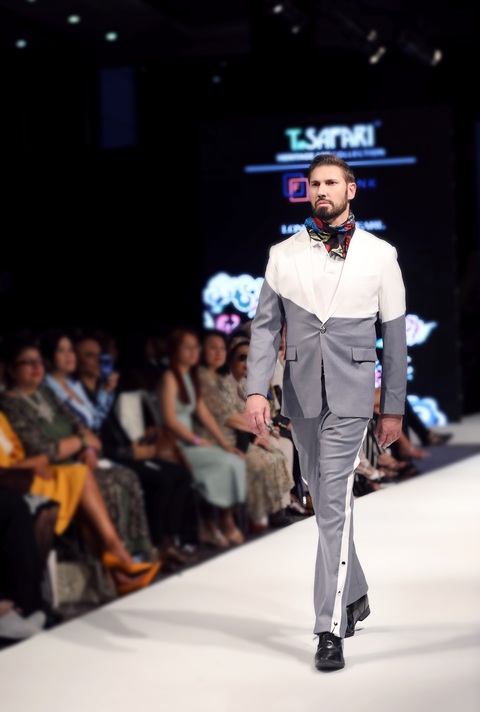 Nhà thiết kế Hồ Trần Dạ Thảo giới thiệu 'di sản Việt' tại London Fashion Week - Ảnh 7. Nhà thiết kế Hồ Trần Dạ Thảo giới thiệu 'di sản Việt' tại London Fashion Week - Ảnh 7.